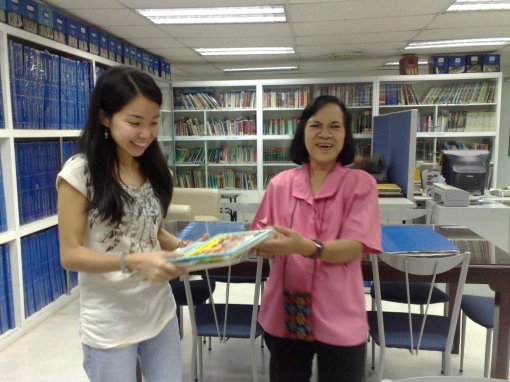 a happy afternoon at Inquirer Library with Ms. Medy Gregorio (and Ms. Miner Generalao and Kate Pedroso).